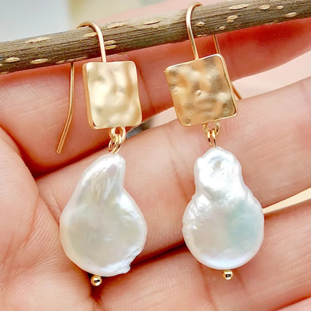 Chic earrings with freshwater pearls