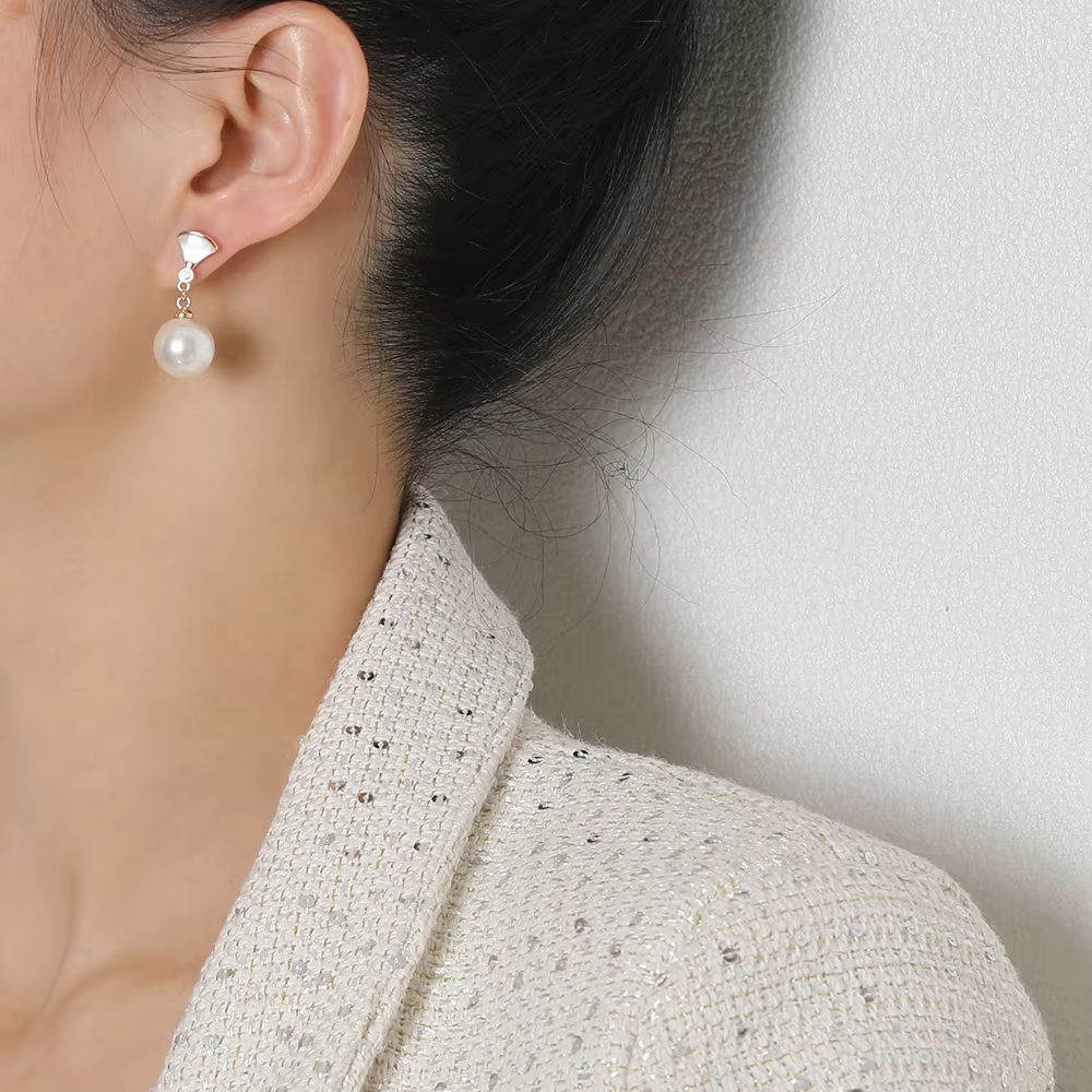 Chic silver earrings with pearls