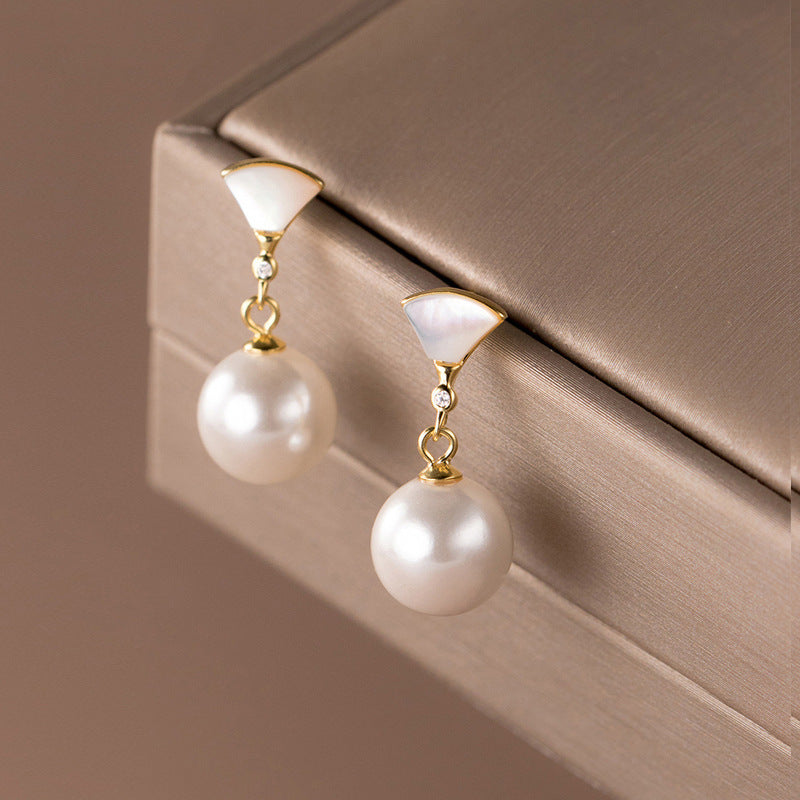 Chic silver earrings with pearls