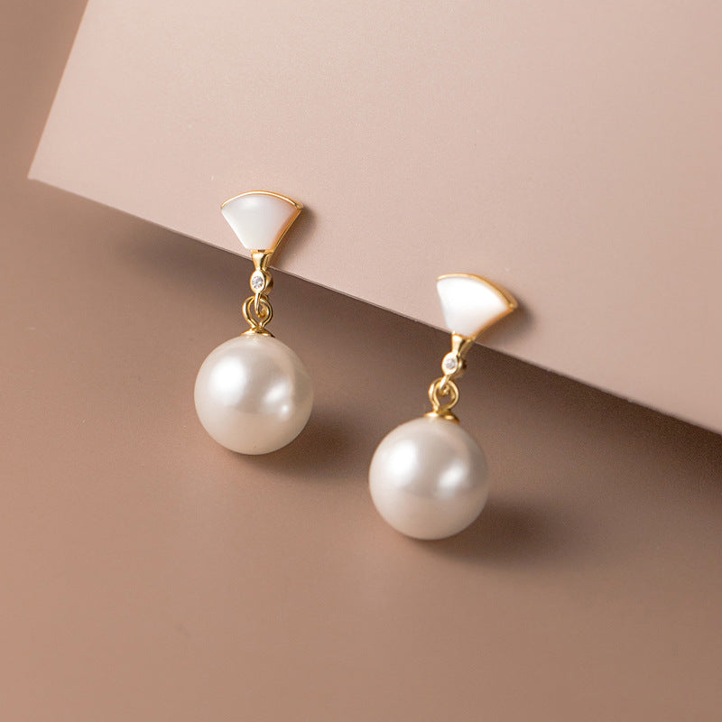 Chic silver earrings with pearls