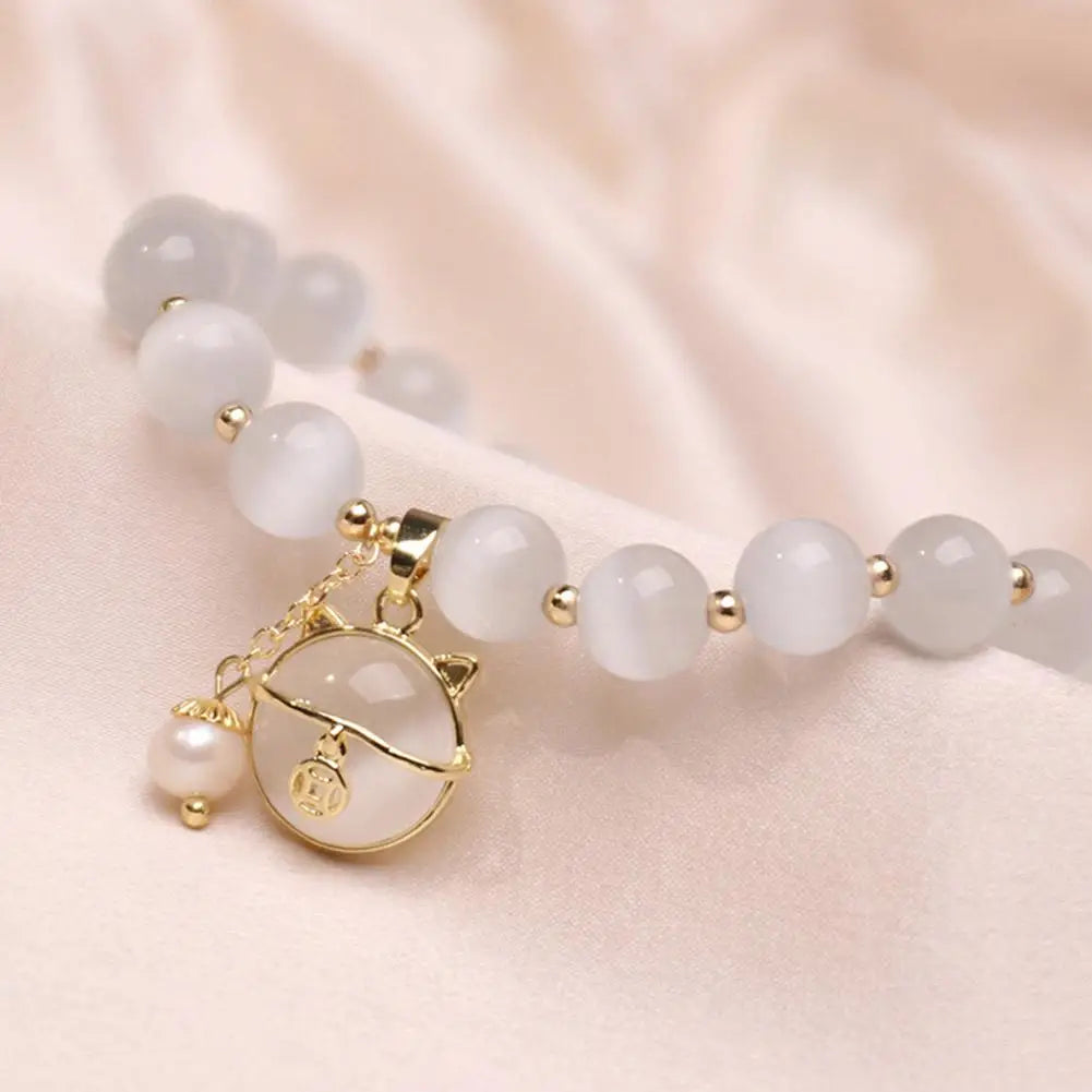Beaded bracelet with lucky cat pendant