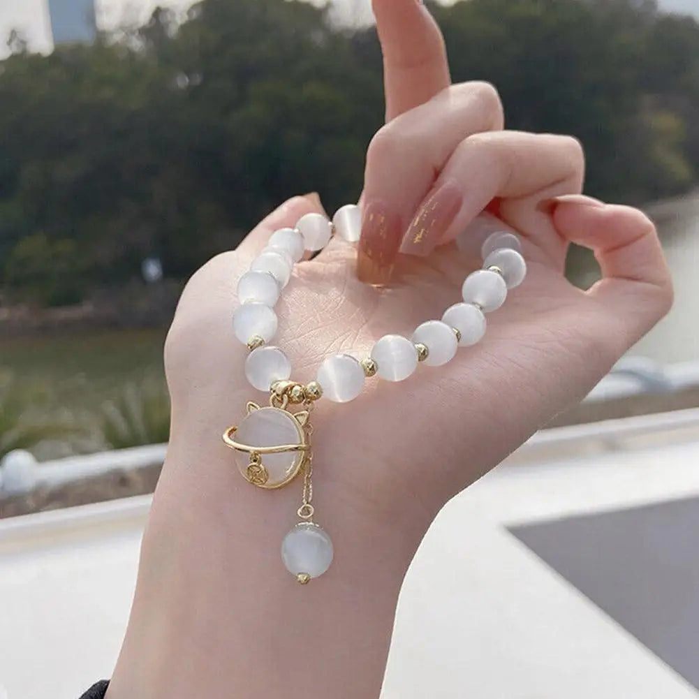 Beaded bracelet with lucky cat pendant