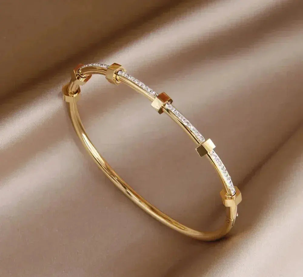Chic and elegant shiny gold bracelet