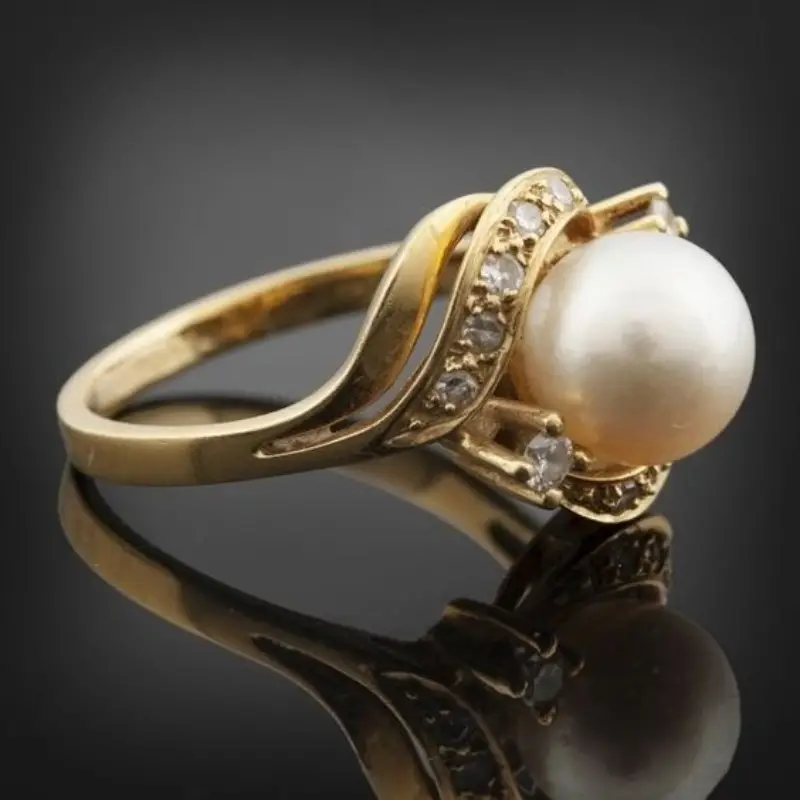 Chic ring with pearl and radiant gold