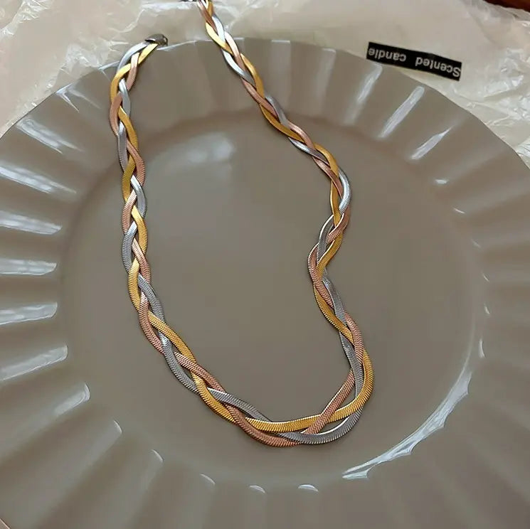 Chic gold and silver necklace with refined elegance