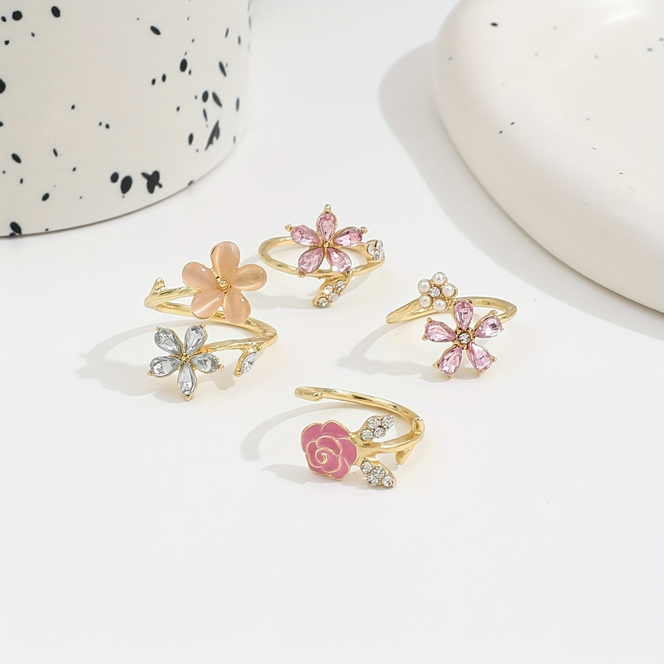 Set van ringen van een legering met diamanten en parels