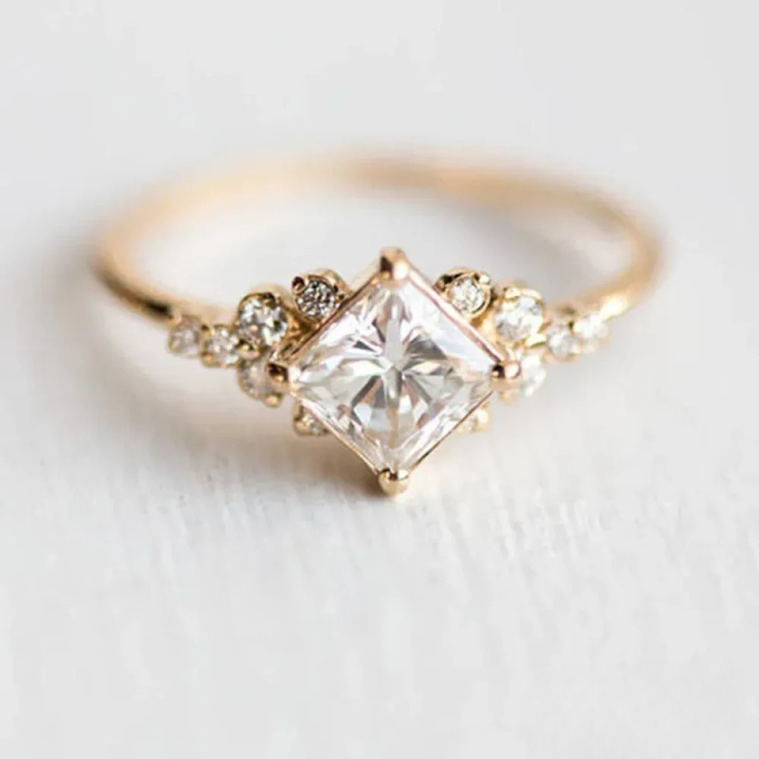 Chic ring with royal elegance