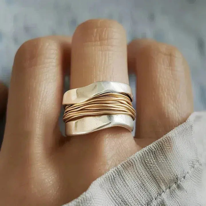 Zilveren ring met gouden draaddesign