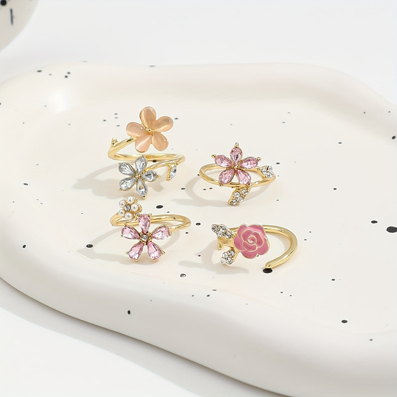 Set van ringen van een legering met diamanten en parels