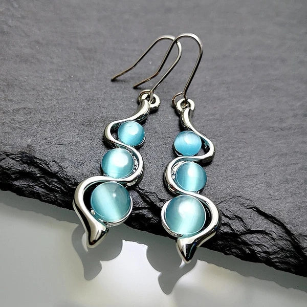 Dangling earrings with blue crystal