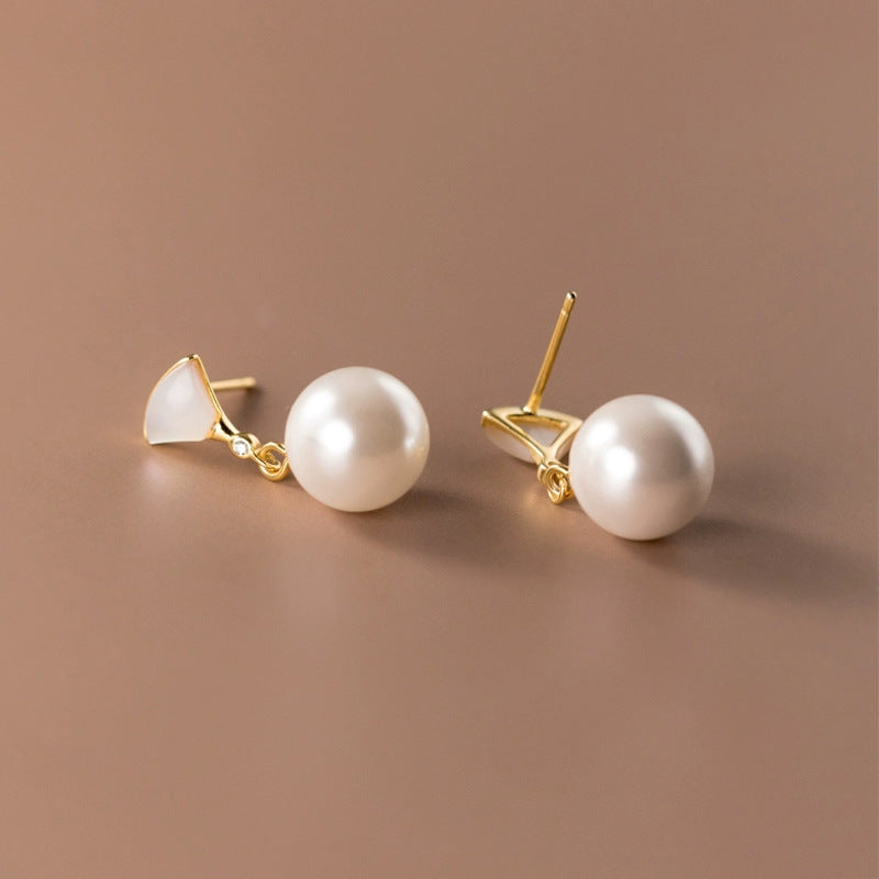 Chic silver earrings with pearls