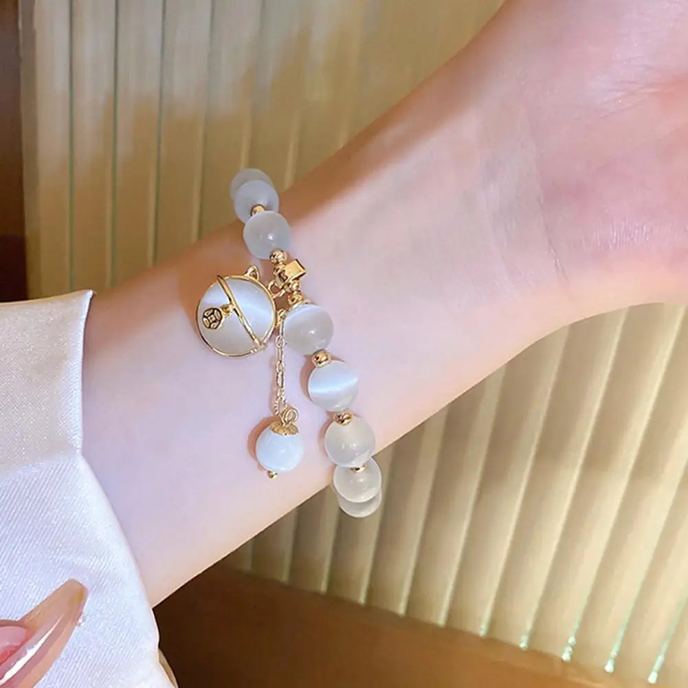 Beaded bracelet with lucky cat pendant