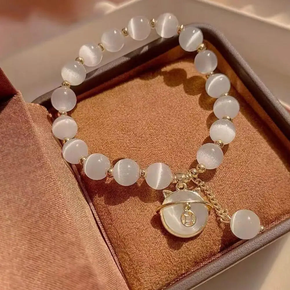 Beaded bracelet with lucky cat pendant