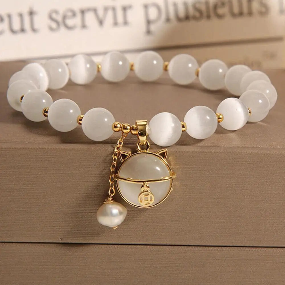 Beaded bracelet with lucky cat pendant