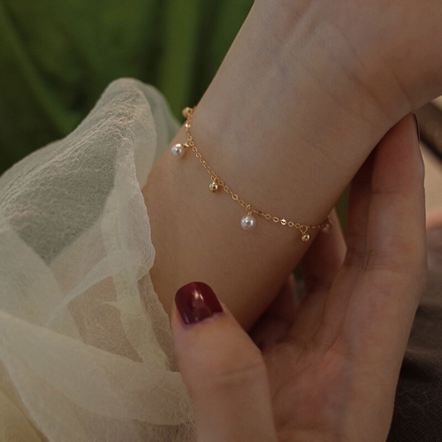 Chic daisy bracelet