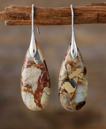 Chic earrings with oval stone