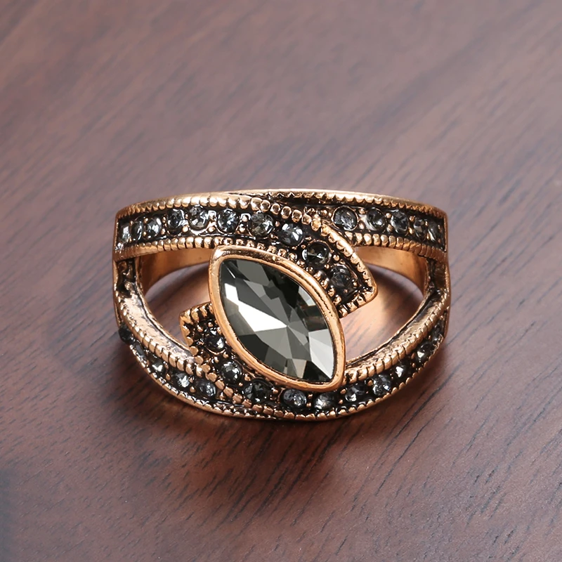 Ring with black crystal