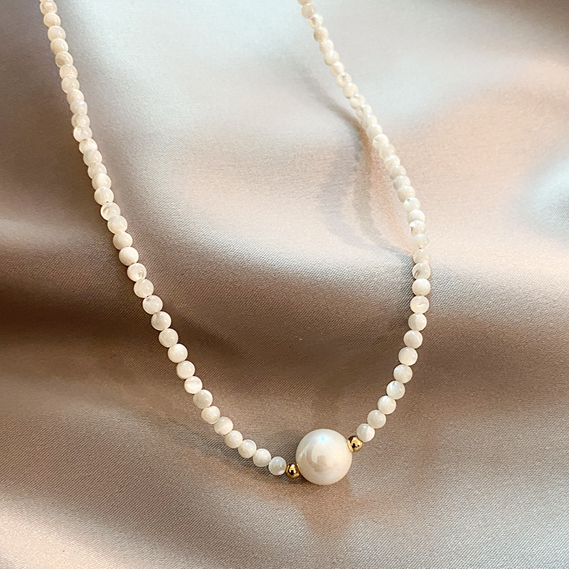 Chic necklace with pearls